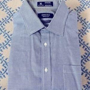 Nordstrom Smartcare navy and white houndstooth pattern dress shirt